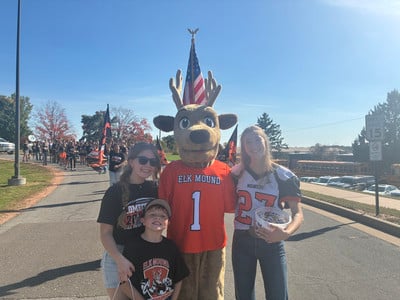 photo of elk mound students with mascot
